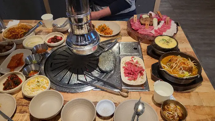 테이블 위에 차려진 푸짐한 한상차림