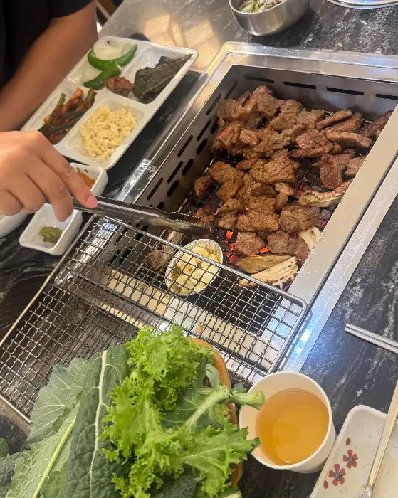 숯불 위에서 익어가는 돼지갈비