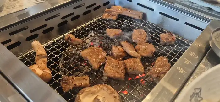 잘 익은 돼지고기 조각들