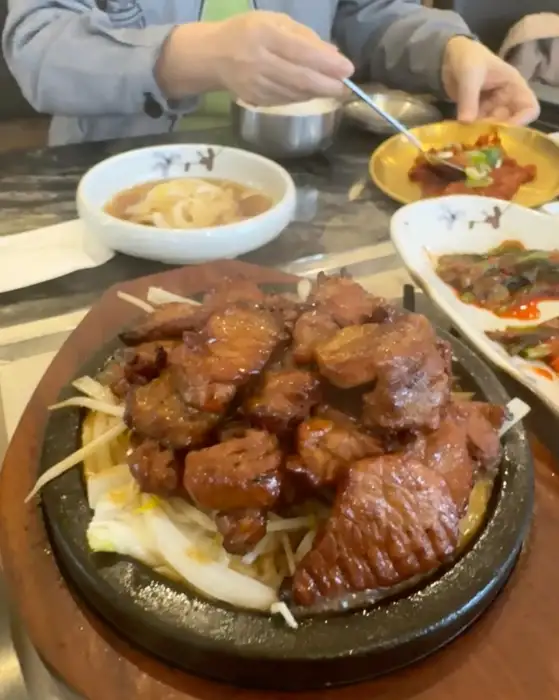 잘 익은 소고기 구이