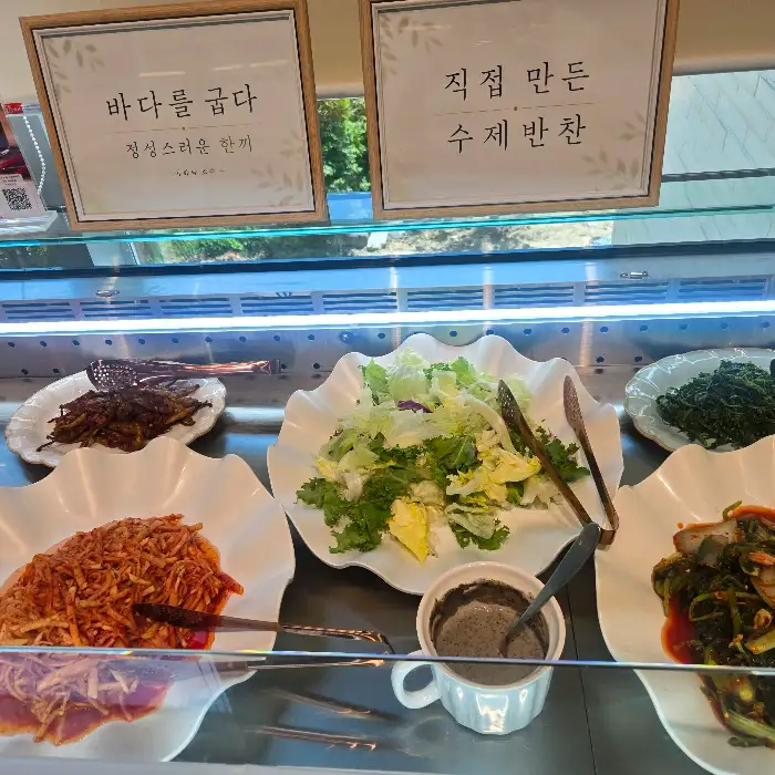 셀프바에 준비된 신선한 야채와 반찬들