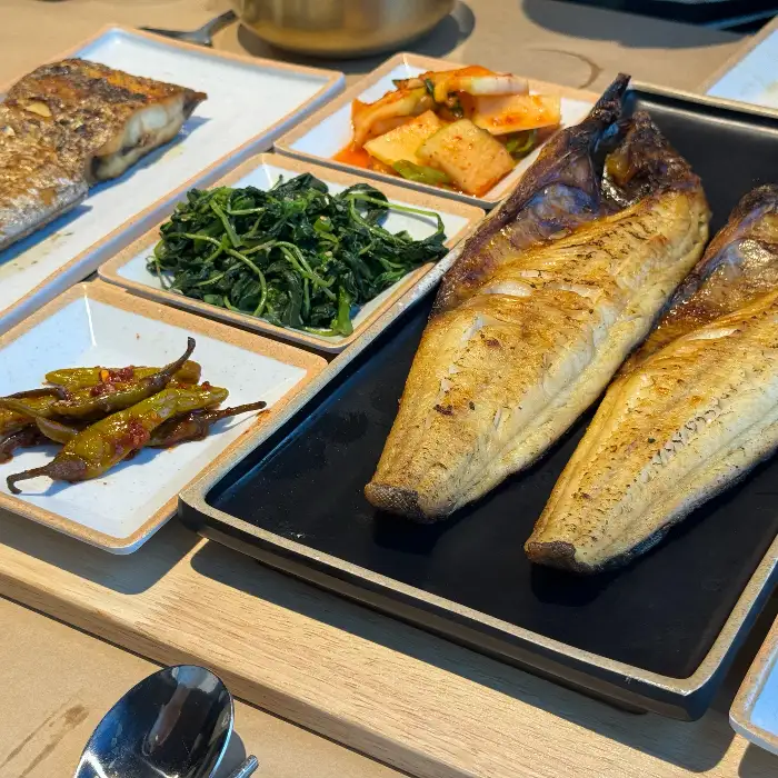 잘 구워진 고등어와 갈치구이