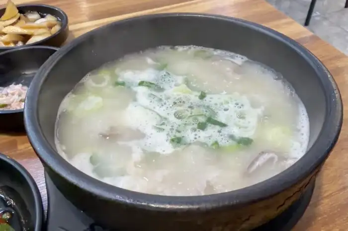 김이 피어나는 뽀얀 국물의 순대국