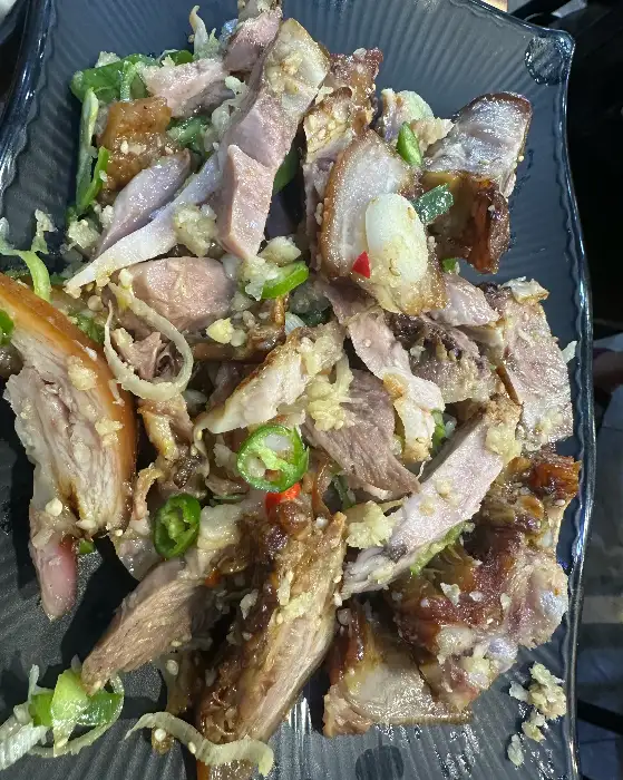 접시에 푸짐하게 담긴 족발 무침