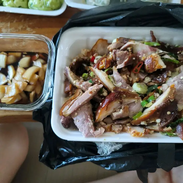 포장용기에 담긴 족발 무침과 곁들임 반찬