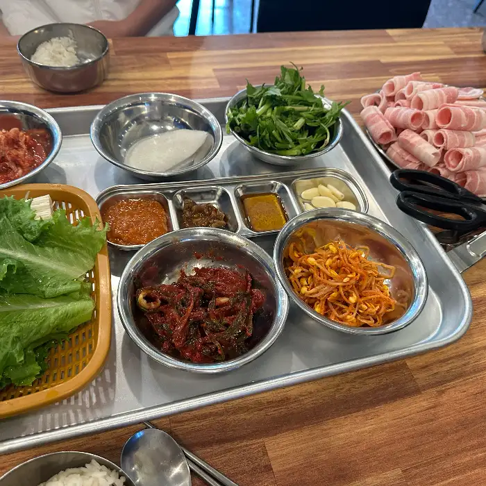 냉삼과 밑반찬 세팅