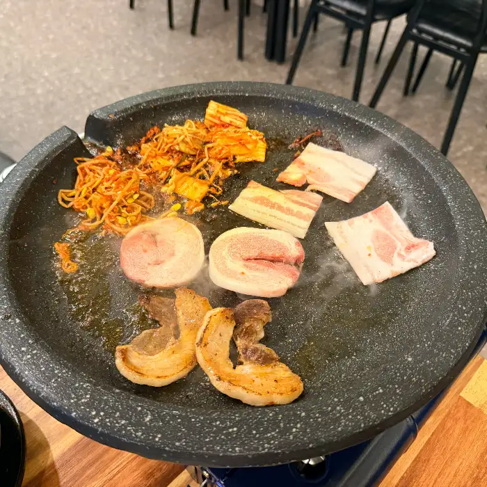 불판 위 냉삼과 콩나물