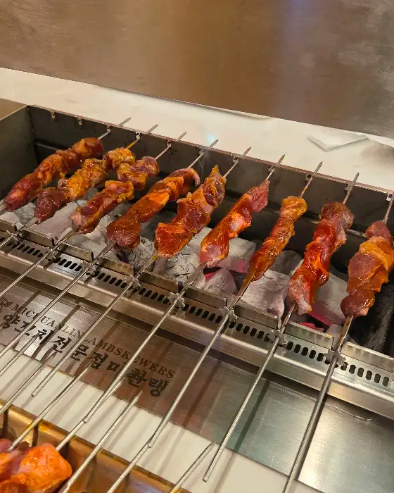 양꼬치가 숯불 위에서 맛있게 익어가고 있는 모습