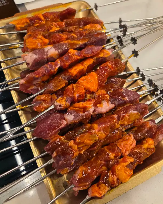 양꼬치 꼬치들이 트레이에 가지런히 담겨 있는 모습