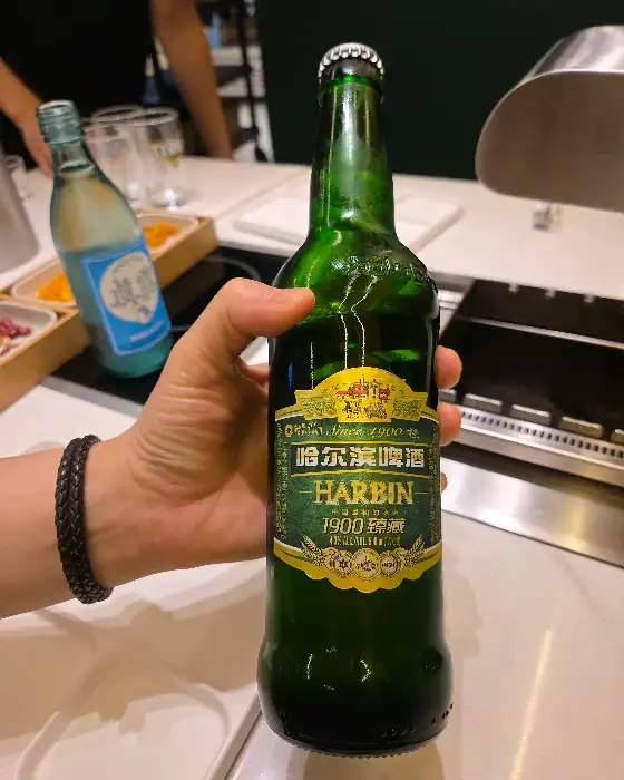 중국 맥주 병을 들고 있는 모습