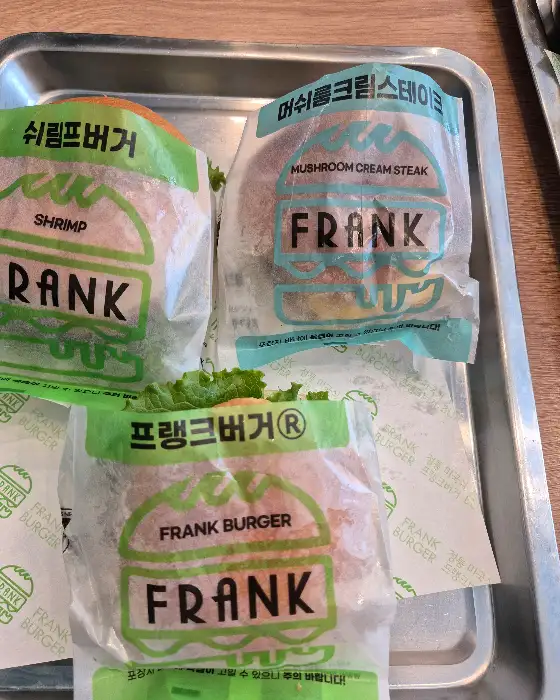 다양한 종류의 포장된 햄버거.