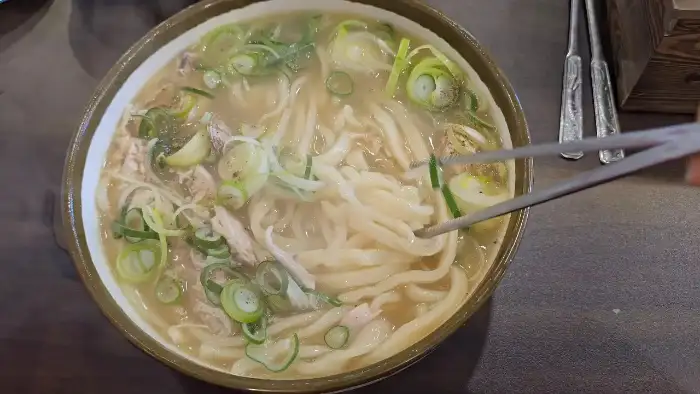 칼국수 면 건져 올리는 모습
