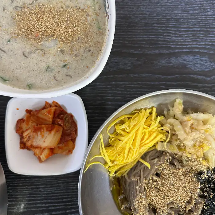 들기름막국수와 수육, 김치