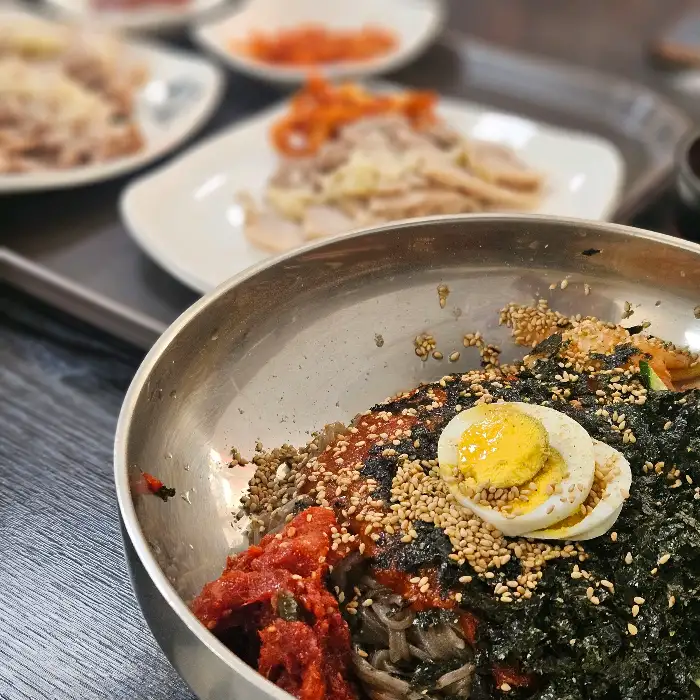 테이블에 놓인 여러 음식 사진
