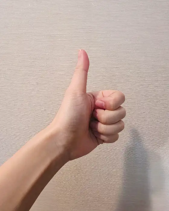 엄지척 하는 손 사진