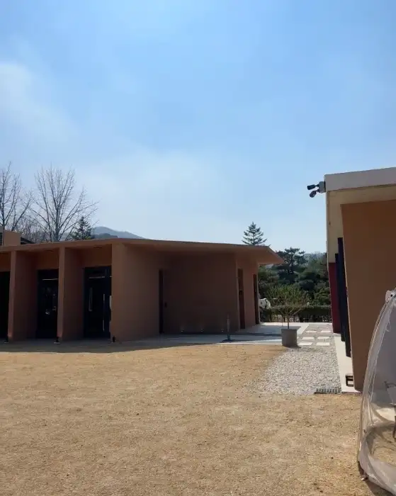 카페 외관과 넓은 마당