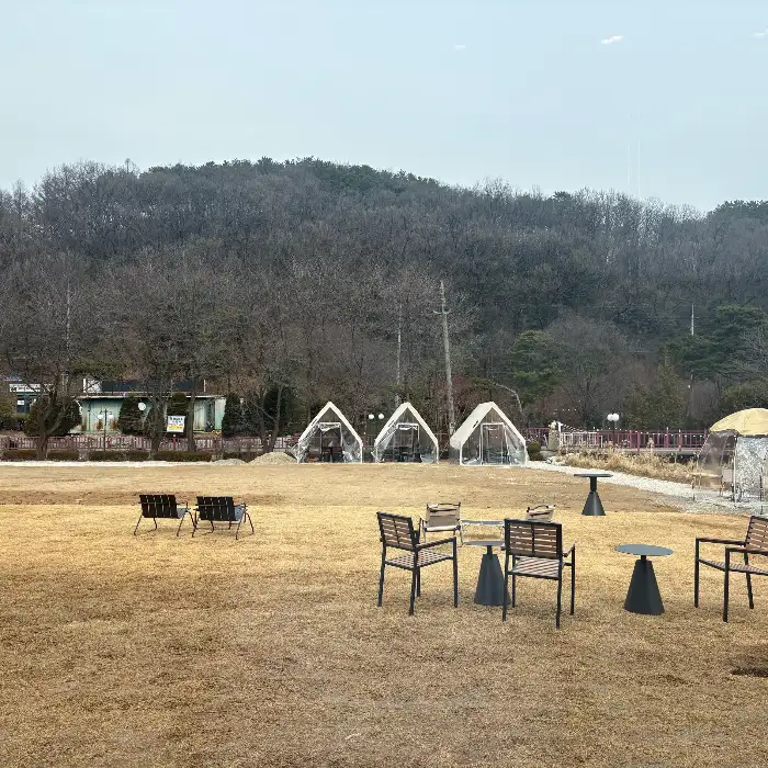 야외 좌석과 자연 풍경