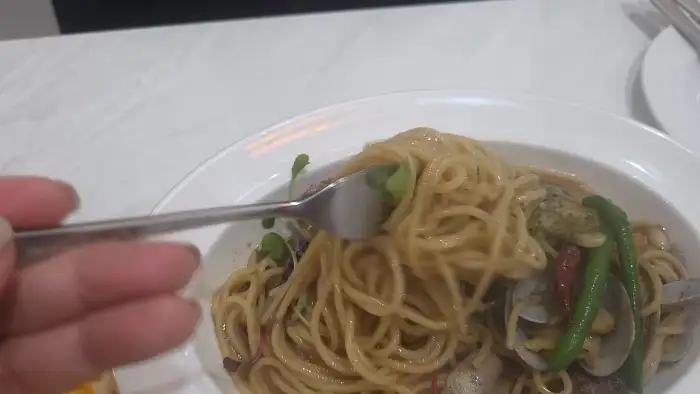여러 가지 메뉴가 차려진 식탁