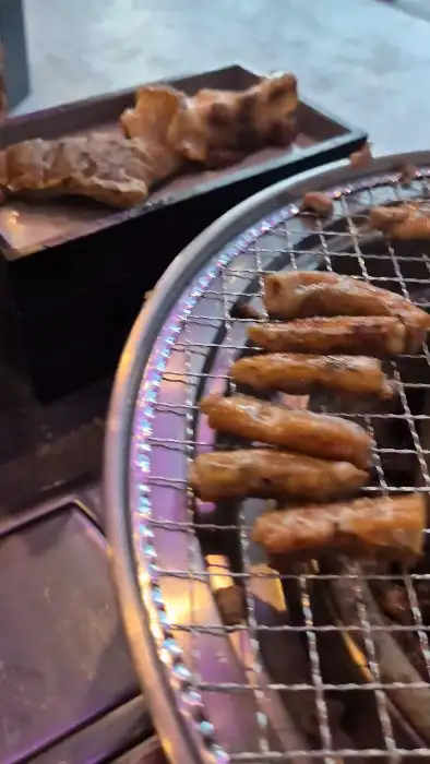 불판 위에서 노릇하게 익어가고 있는 다양한 부위의 고기들