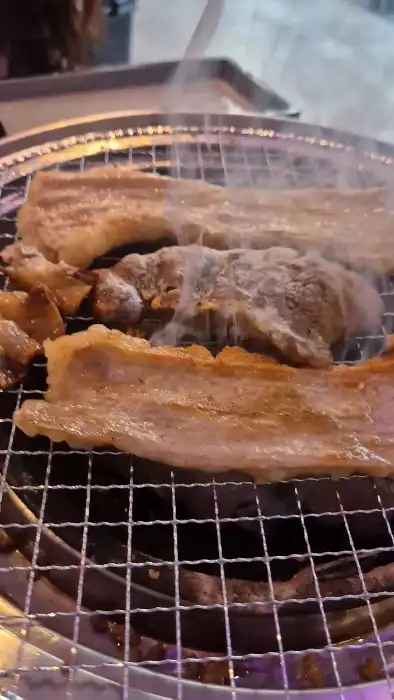 노릇하게 구워지고 있는 삼겹살의 모습