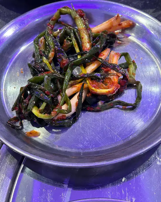 매콤하게 무쳐진 부추 겉절이