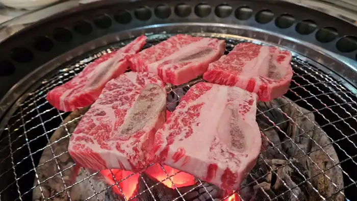 숯불 위에서 맛있게 구워지는 갈비