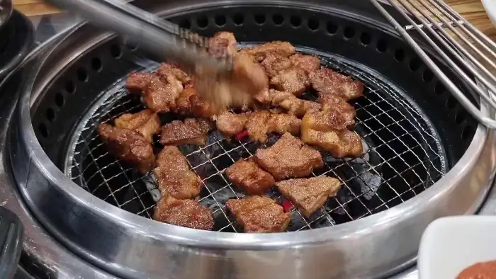 숯불 위에서 익어가는 돼지갈비