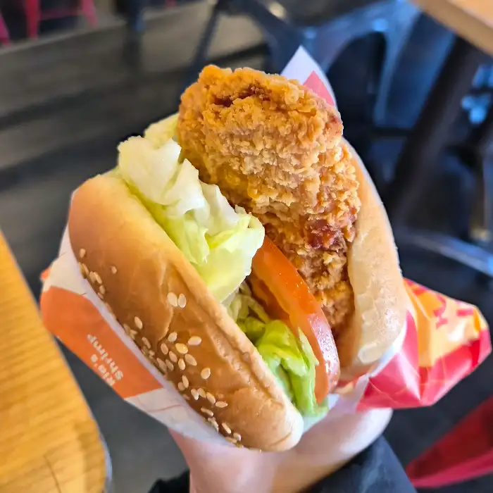 푸짐한 핫 크리스피 버거 모습