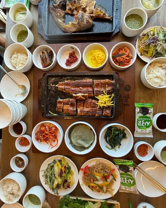 다양한 반찬과 밥, 찌개가 함께 나온 푸짐한 한 상 차림입니다.