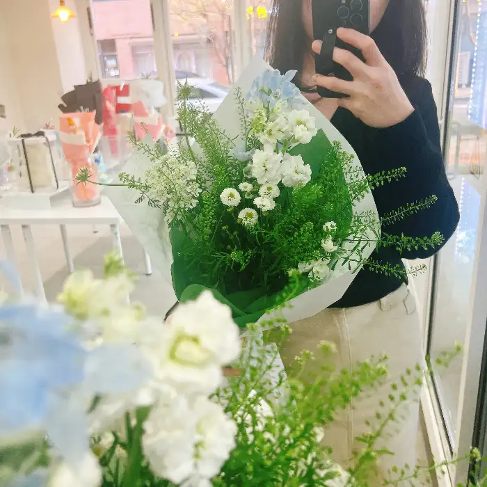 꽃다발을 들고 있는 여성