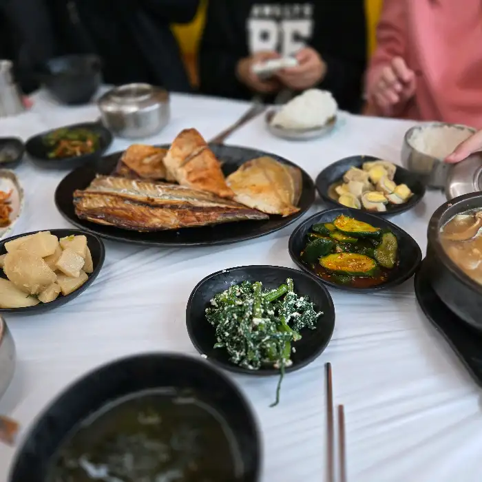 푸짐한 생선구이 백반 한상차림