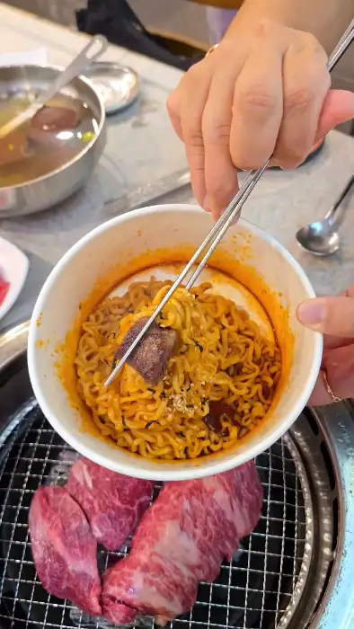 젓가락으로 집어 올린 라면 면발