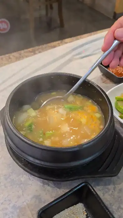 뚝배기에 담긴 따뜻한 찌개