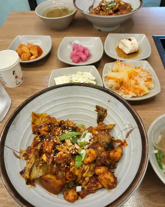 다양한 밑반찬과 함께 나온 아구 불고기