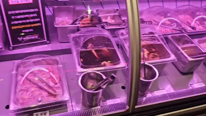 신선한 고기들이 진열된 모습
