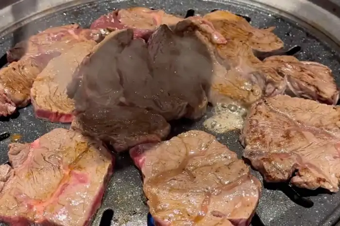 불판 위에서 익어가는 삼겹살
