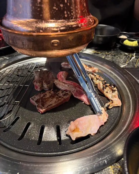 집게로 집어 올린 고기
