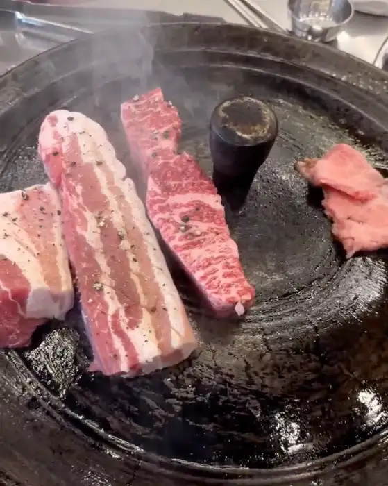두툼한 삼겹살과 지방층이 선명하게 보이는 육질 좋은 고기