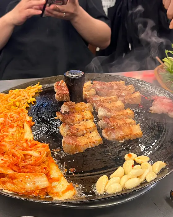 뚜껑이 닫힌 채 김이 모락모락 나는 뚝배기 된장찌개