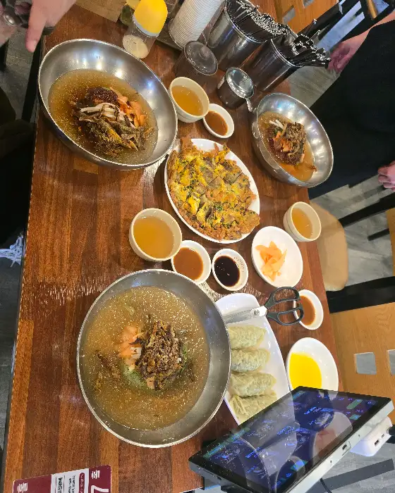 교동면옥 테이블 세팅 - 다양한 음식과 반찬