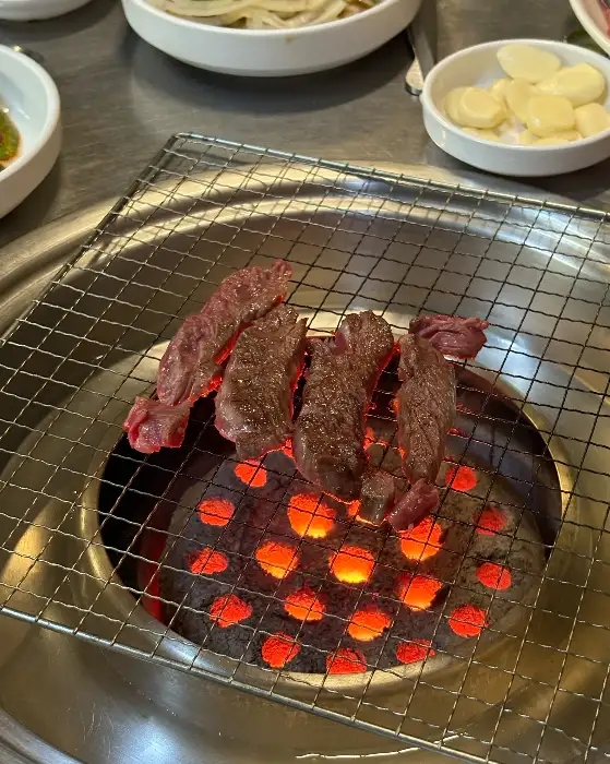 연탄불 위에서 구워지는 한우