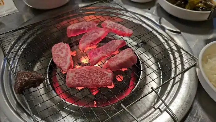 다양한 부위의 한우가 구워지는 모습
