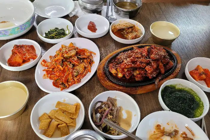 준치회무침 비벼먹는 모습