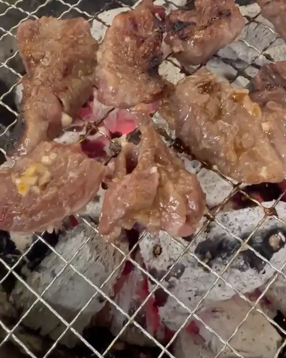 쌈 채소에 싸서 먹기 직전의 고기