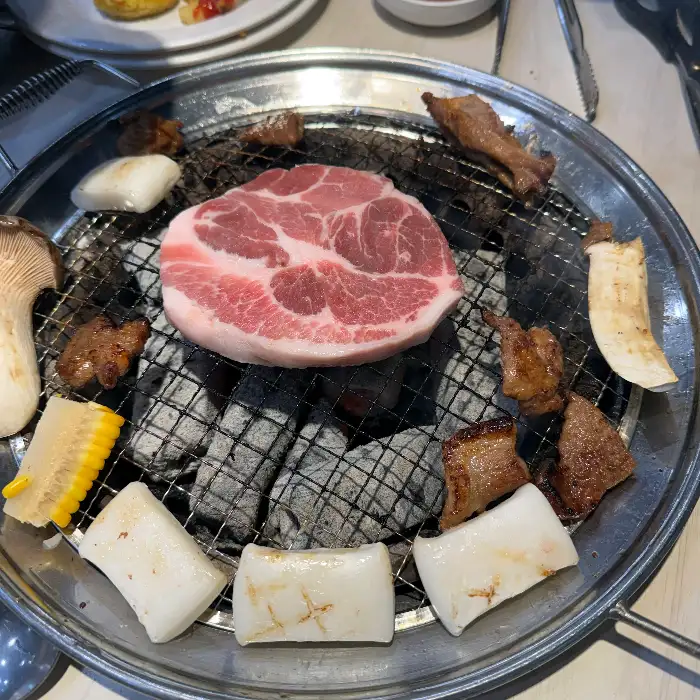 두툼한 삼겹살과 숯불