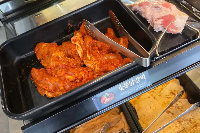 양념 갈비와 곁들임 음식