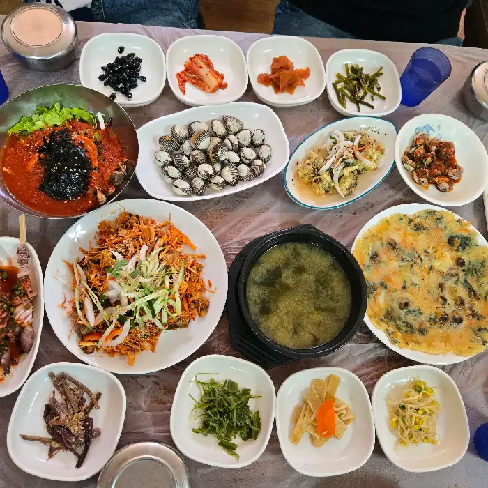 새콤달콤한 꼬막무침과 다양한 밑반찬