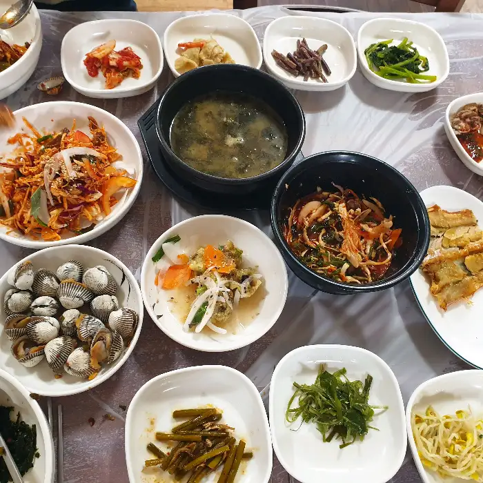 푸짐한 밑반찬이 차려진 꼬막정식 상차림