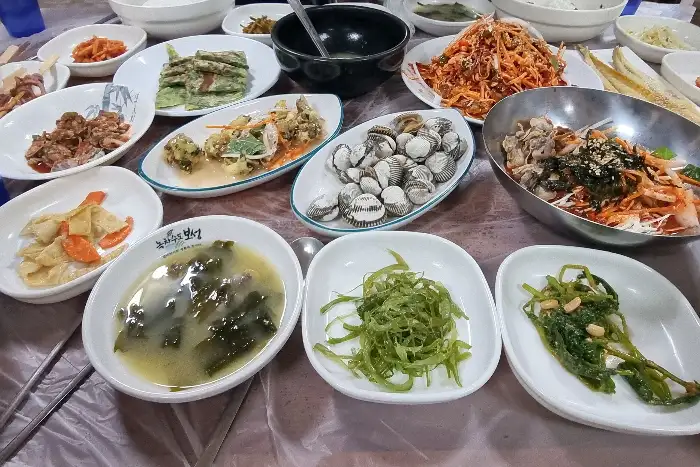 싱싱한 꼬막이 가득한 물회
