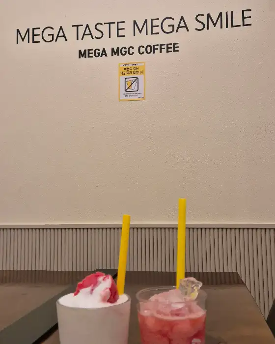 벽면에 적힌 메가커피 슬로건